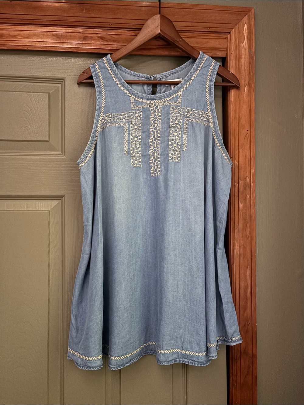 Liz Lange Light Blue Embroidered Sleeveless Tunic